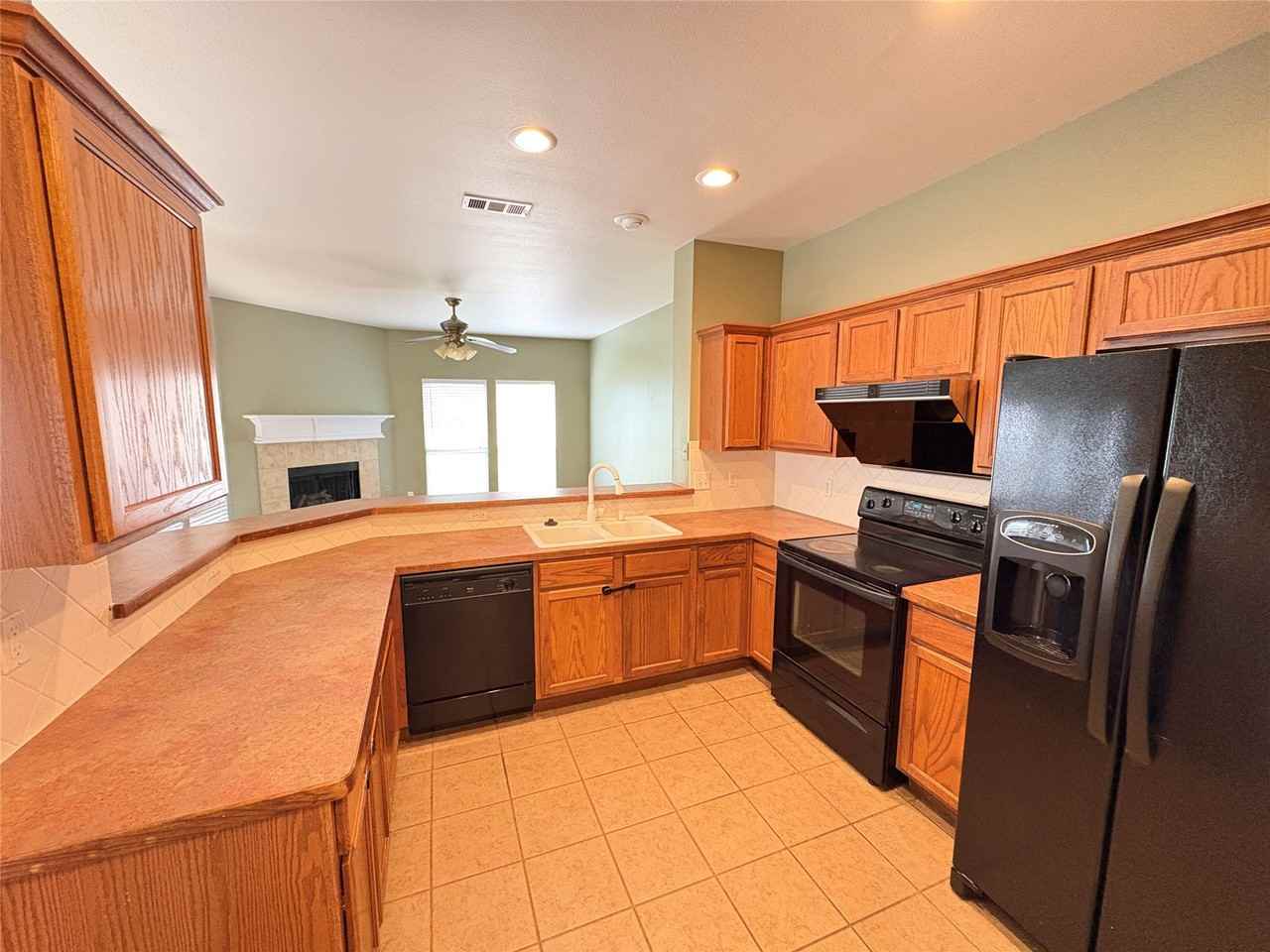 106 Constitution Dr - Photo 6 of 24