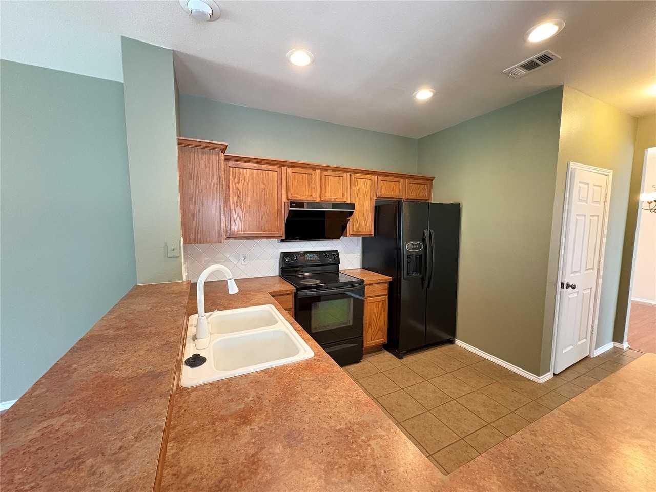 106 Constitution Dr - Photo 7 of 24