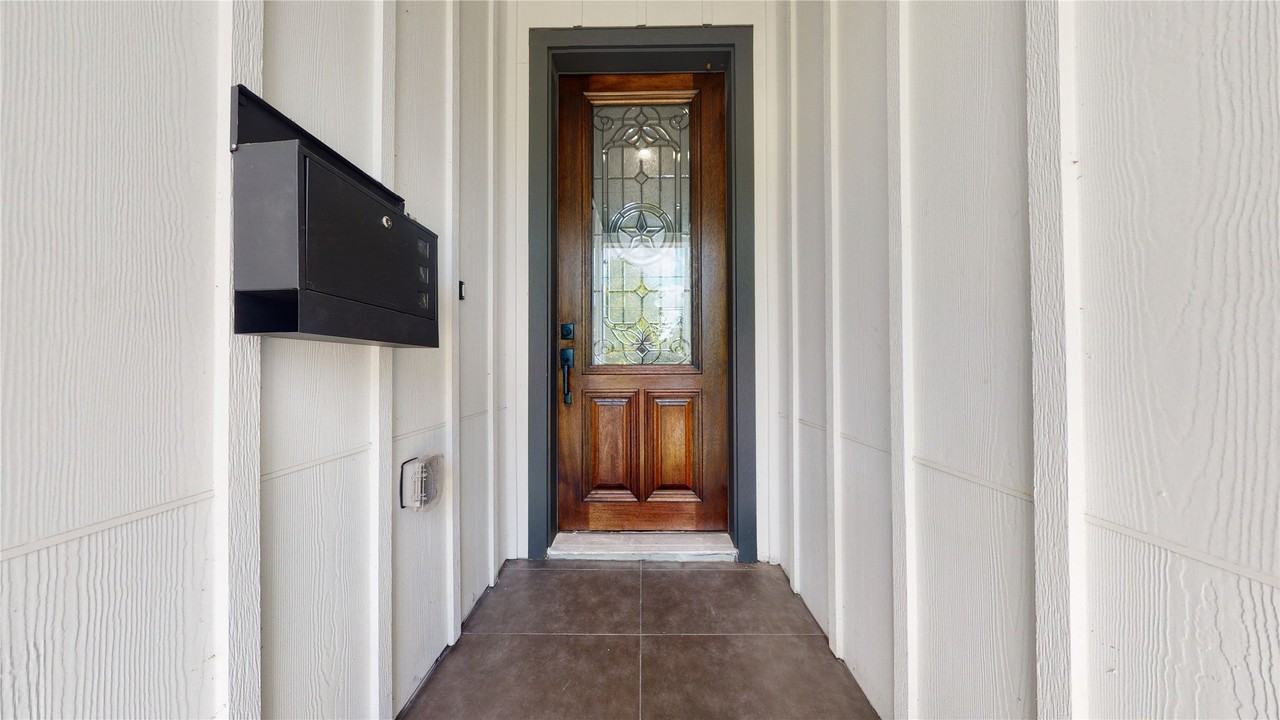 806 E 39th St - Photo 3 of 47