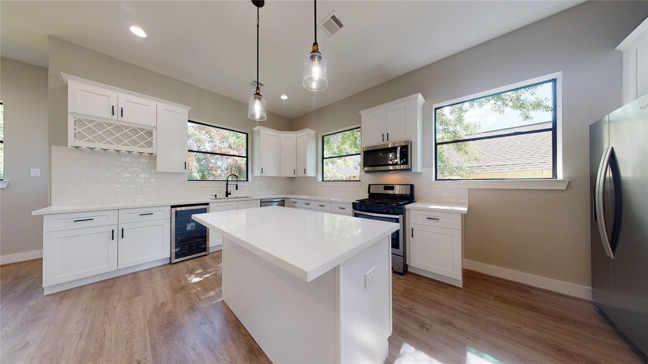 806 E 39th St - Photo 5 of 47