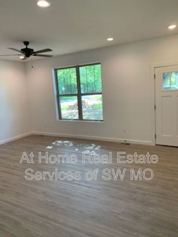 2028 S Lone Pine Ave - Photo 3 of 20
