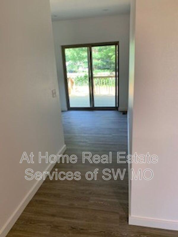 2028 S Lone Pine Ave - Photo 4 of 20