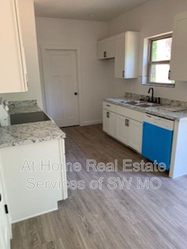 2028 S Lone Pine Ave - Photo 5 of 20