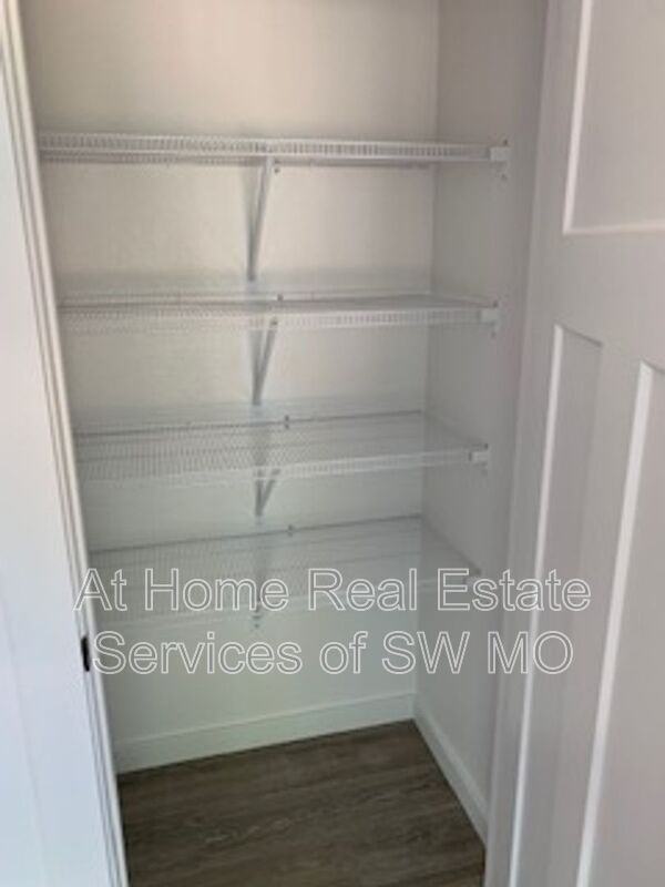 2028 S Lone Pine Ave - Photo 6 of 20