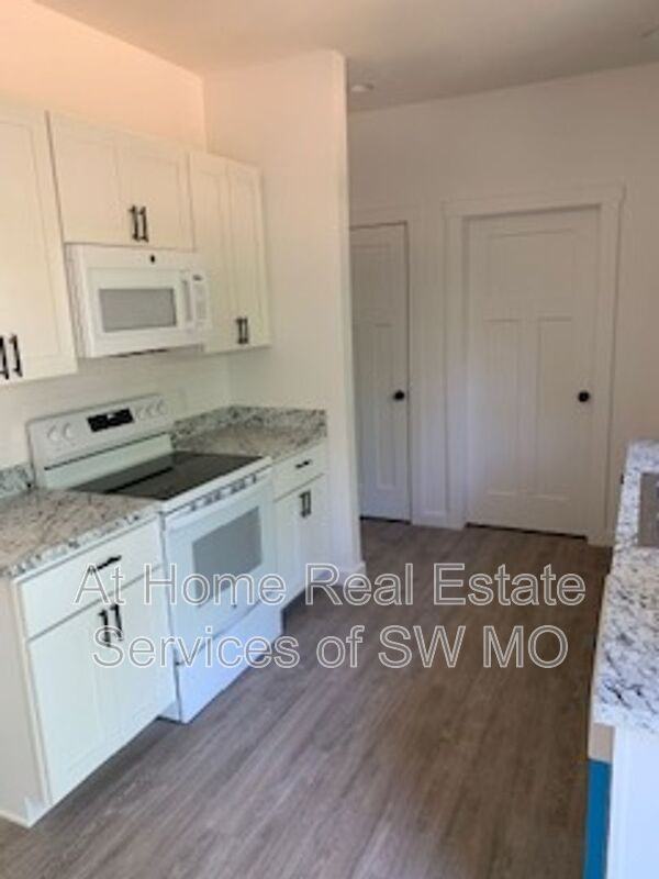 2028 S Lone Pine Ave - Photo 7 of 20