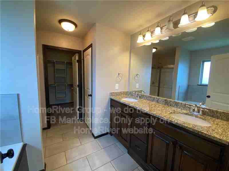 9409 Nw 89th St - Photo 7 of 19
