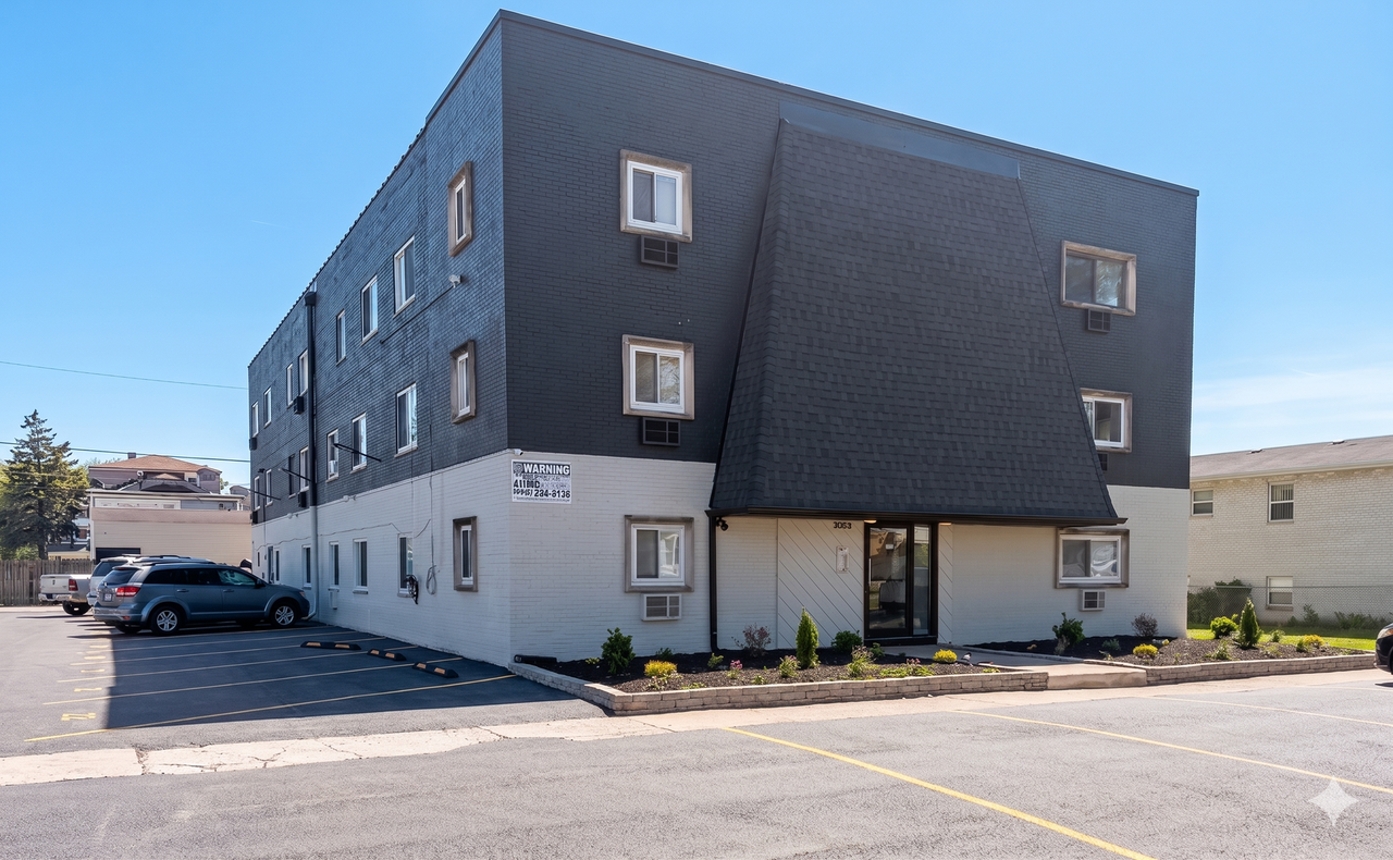 Comfortable Apartment Living in Summit, IL - Photo 2 of 11