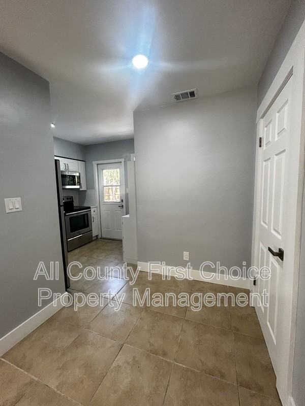 233 41st Ave Ne - Photo 3 of 18