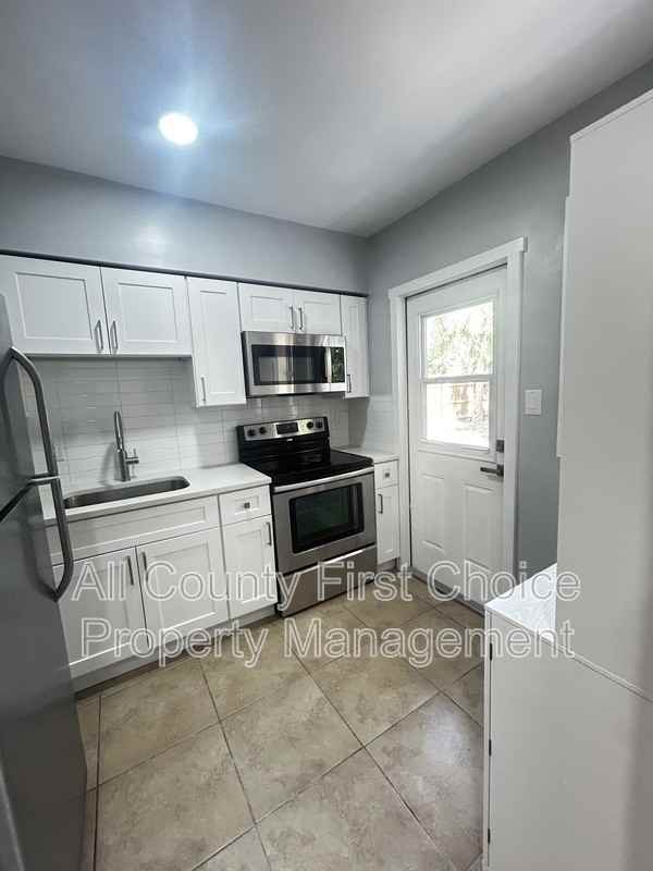 233 41st Ave Ne - Photo 4 of 18
