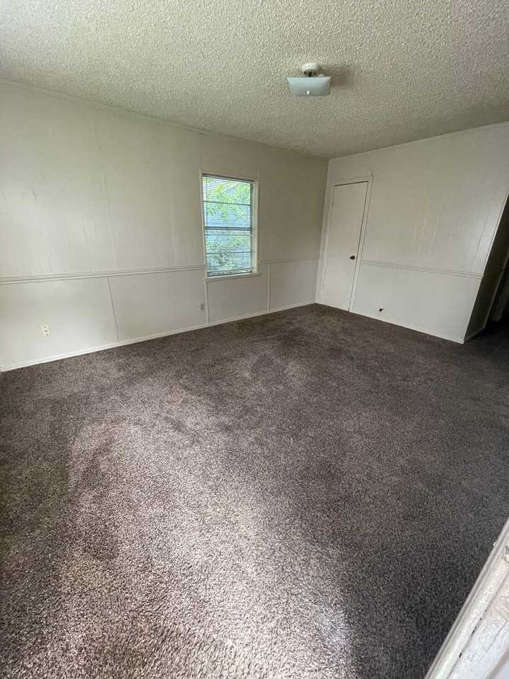 500 Loraine Cir - Photo 2 of 10