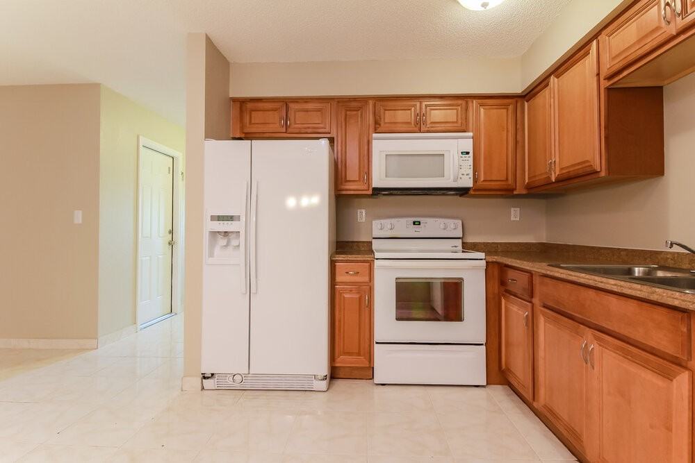 9811 Nw 23rd St - Photo 5 of 15