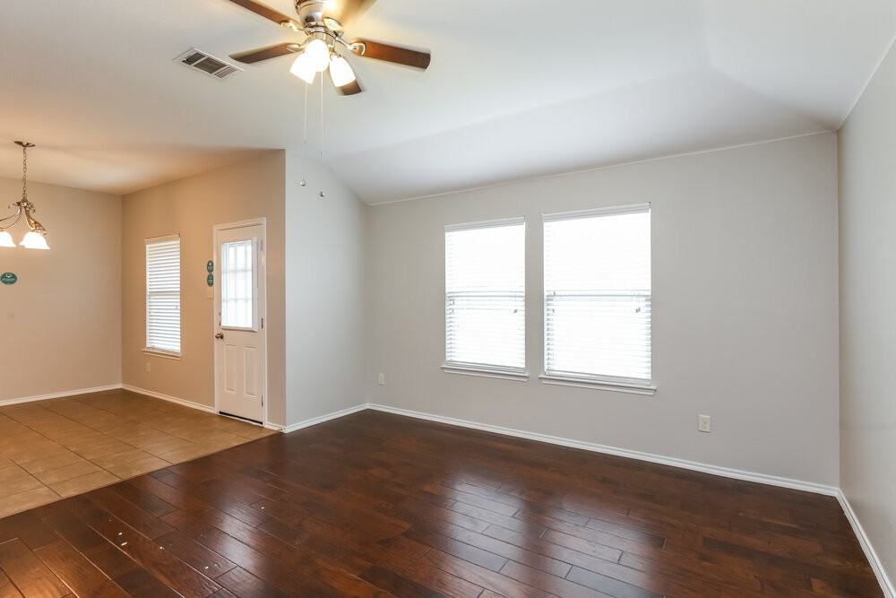 2116 Meadow View Dr - Photo 3 of 16