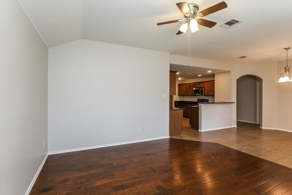 2116 Meadow View Dr - Photo 4 of 16