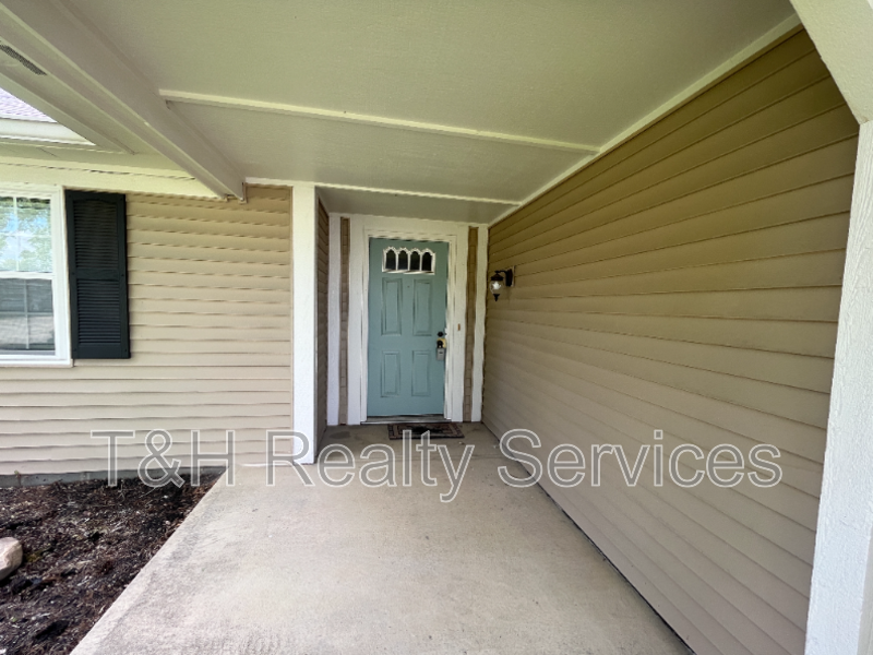 6528 Adamson Ct - Photo 3 of 19