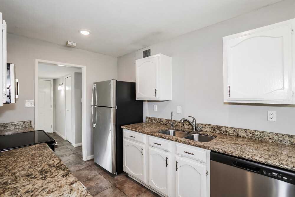 2109 Kings Rd - Photo 6 of 16