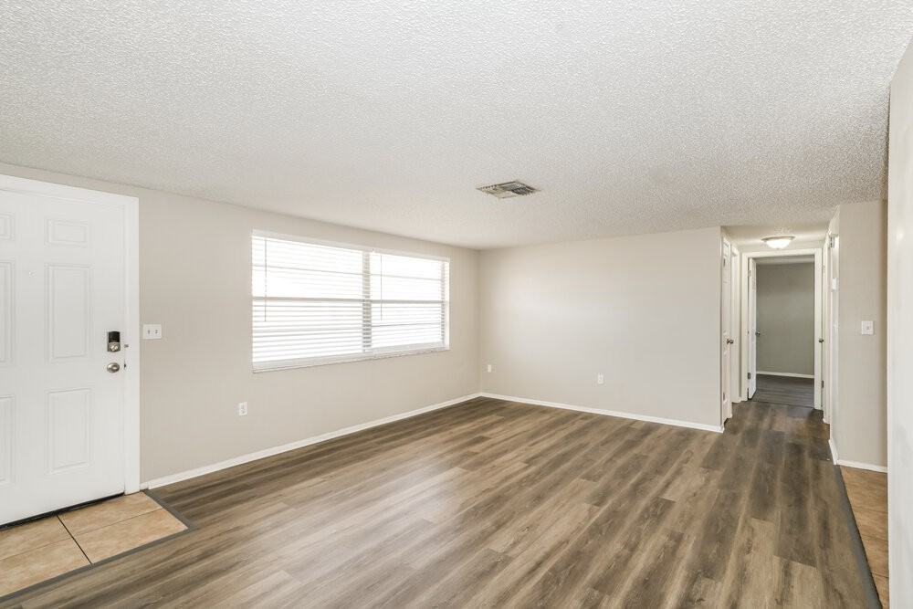 11610 Meadow Dr - Photo 4 of 16