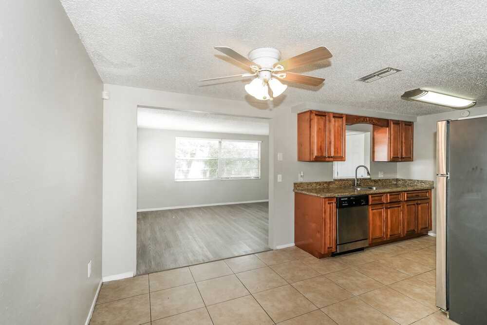 11610 Meadow Dr - Photo 5 of 16