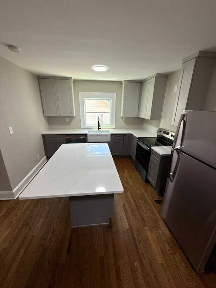 528 Barrington Dr - Photo 2 of 16