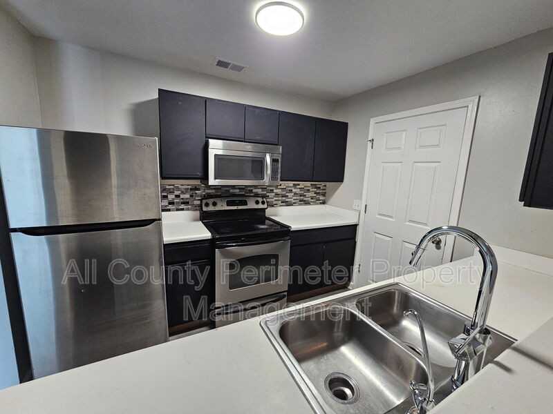 2102 Fairington Ridge Cir - Photo 4 of 10