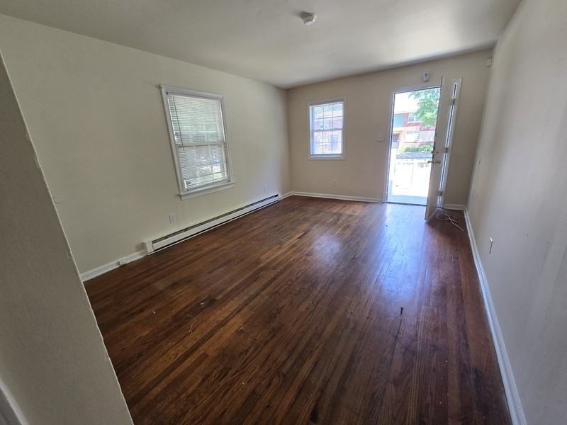2423 Whitcomb St - Photo 2 of 9