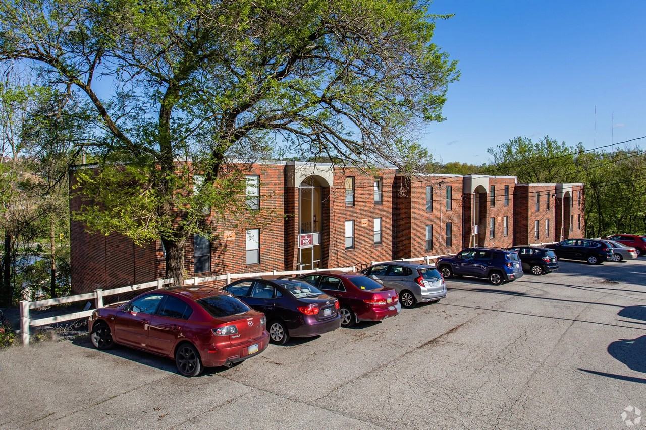 PINE VIEW APARTMENTS -- 059 - Photo 2 of 17