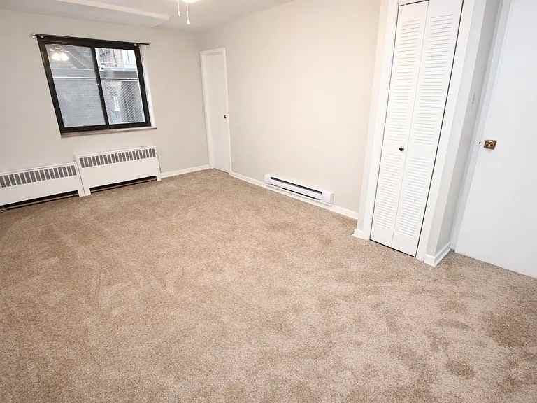 FENWYCK APARTMENTS -- 024 - Photo 7 of 18