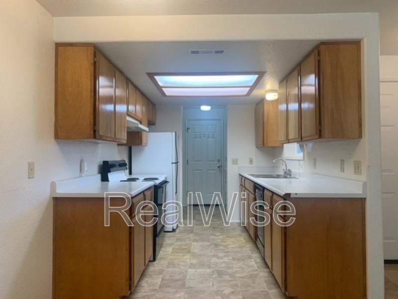 1423 Kokanee Ln - Photo 3 of 16