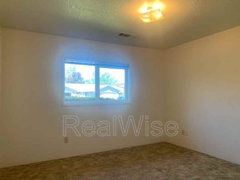 1423 Kokanee Ln - Photo 4 of 16