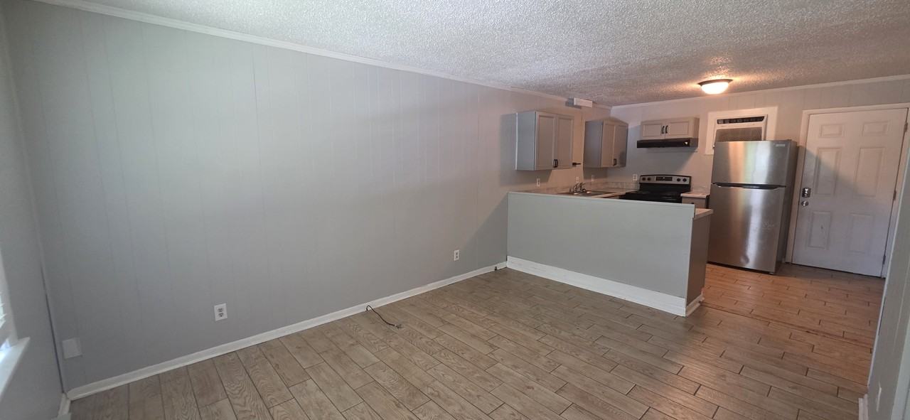 1015 Sloan Street - Photo 2 of 8