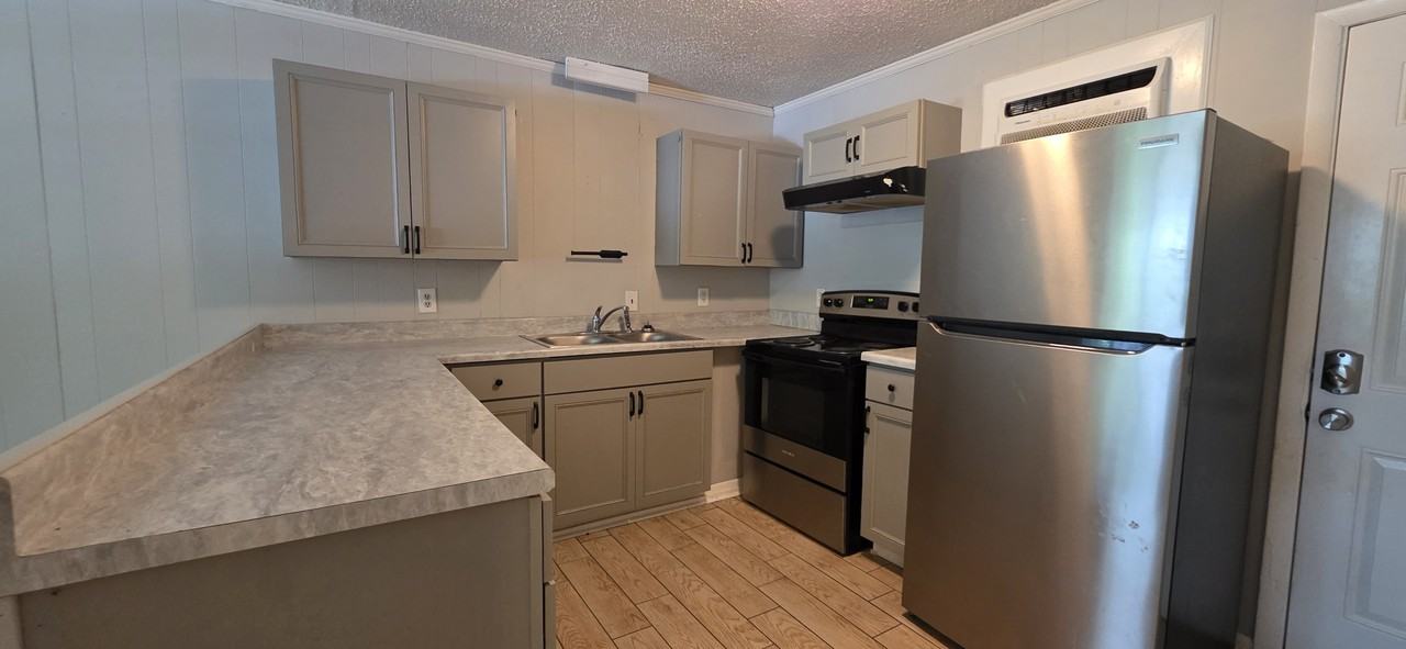 1015 Sloan Street - Photo 4 of 8