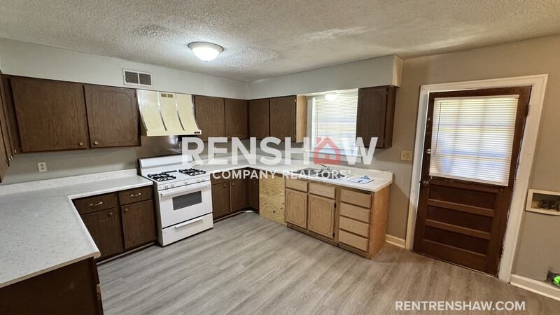 3220 S Mendenhall Rd - Photo 2 of 16