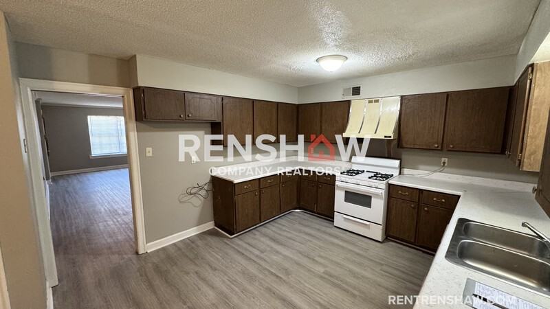 3220 S Mendenhall Rd - Photo 3 of 16