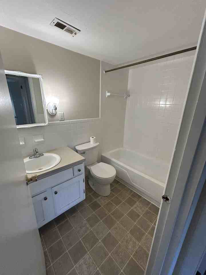 103 N. Edgewood Apt 10 - Photo 5 of 10