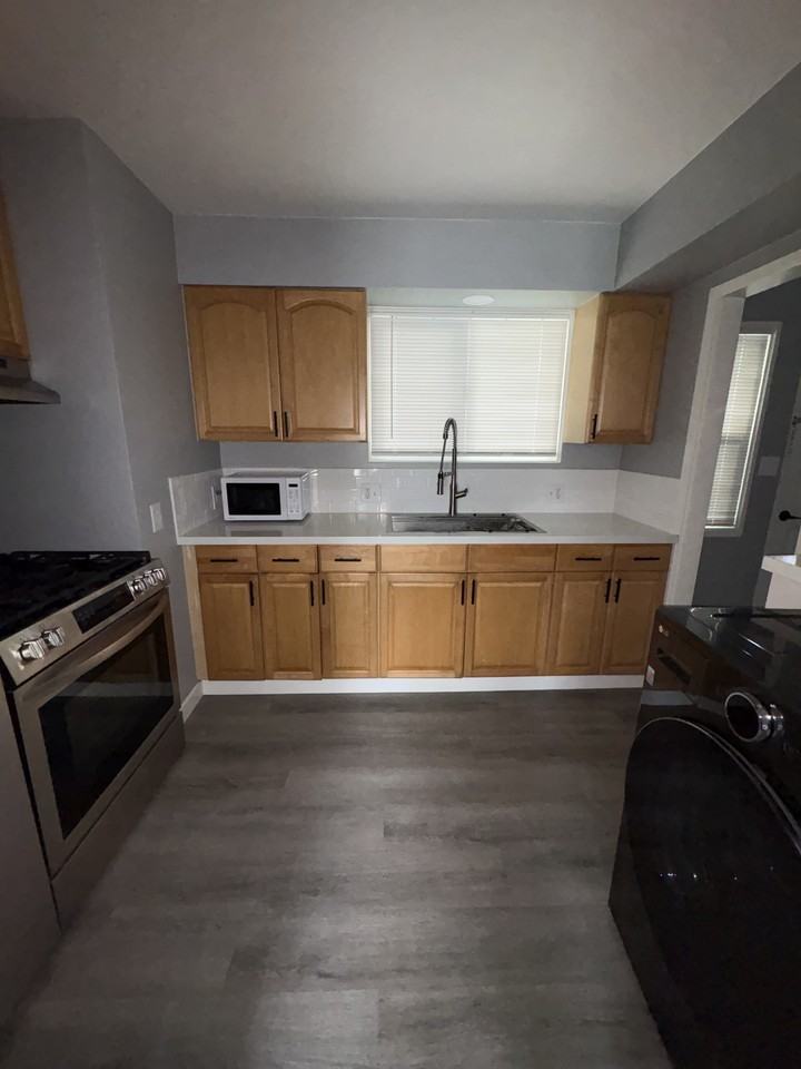 1501 De La Vina - - Photo 3 of 10