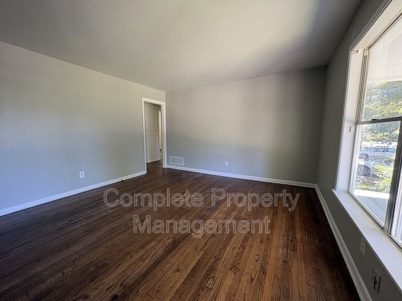 1221 Carol Cir - Photo 3 of 18