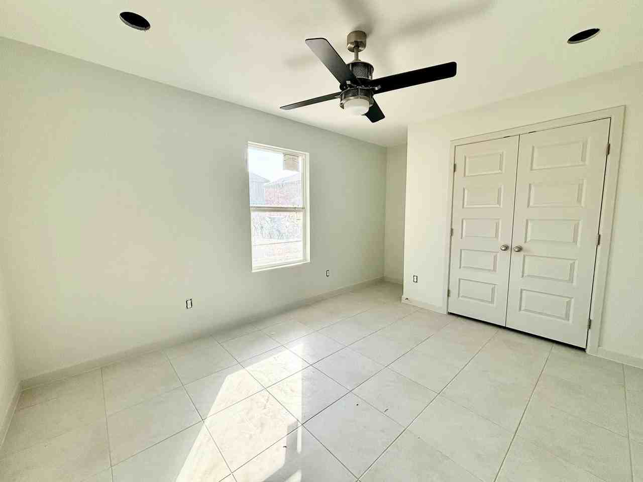 2010 Graham Avenue - Photo 2 of 6
