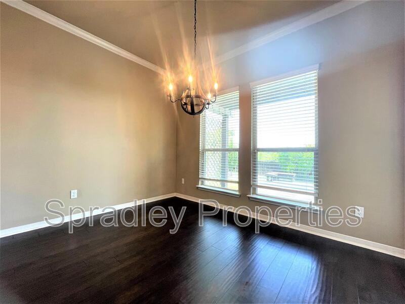 820 Glenstone Dr - Photo 3 of 10