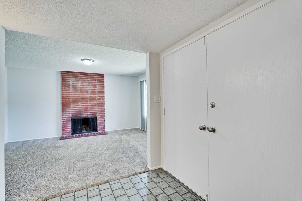 6063 Pineland Ave - Photo 5 of 49