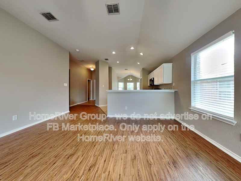 1102 Oak Hollow Ln - Photo 4 of 29
