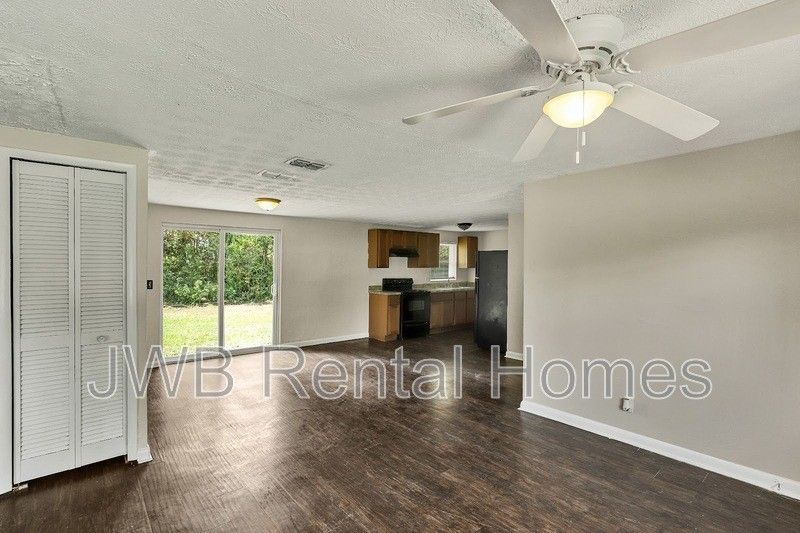 2312 Palmdale St - Photo 3 of 20