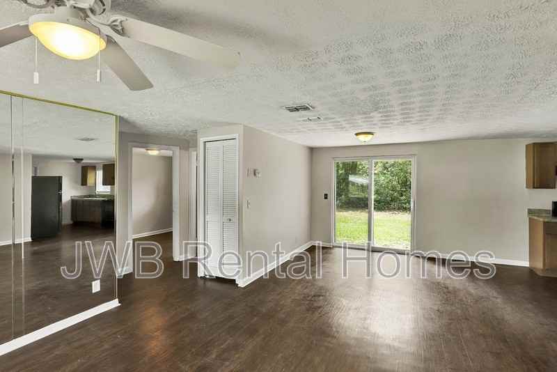2312 Palmdale St - Photo 4 of 20