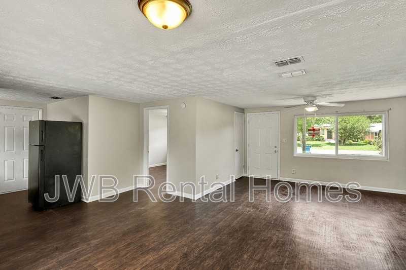 2312 Palmdale St - Photo 5 of 20