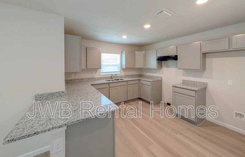 706 E 5th St - Photo 2 of 17