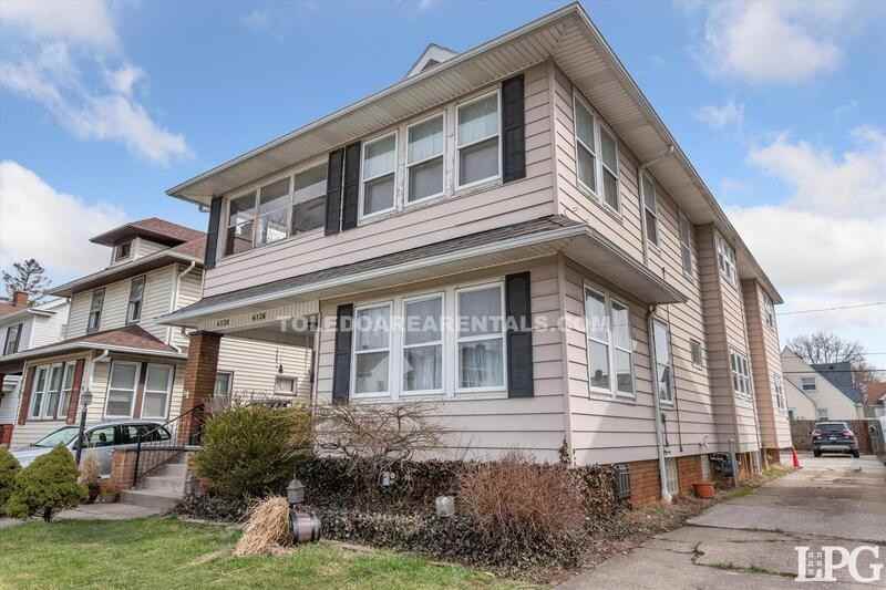 4138 N Lockwood Ave Uppr - Photo 2 of 46