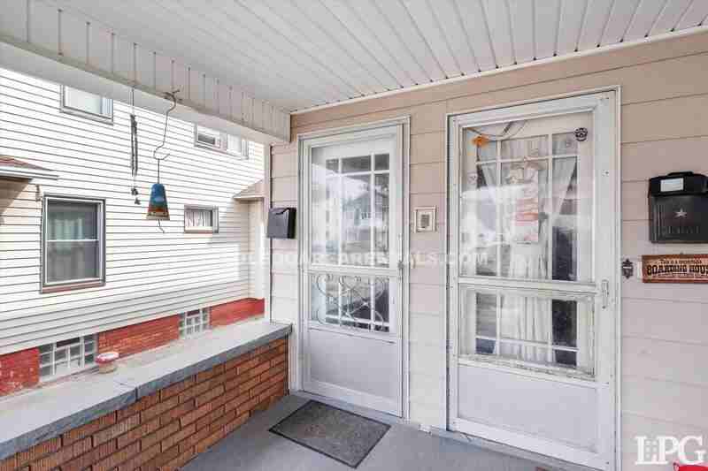 4138 N Lockwood Ave Uppr - Photo 5 of 46