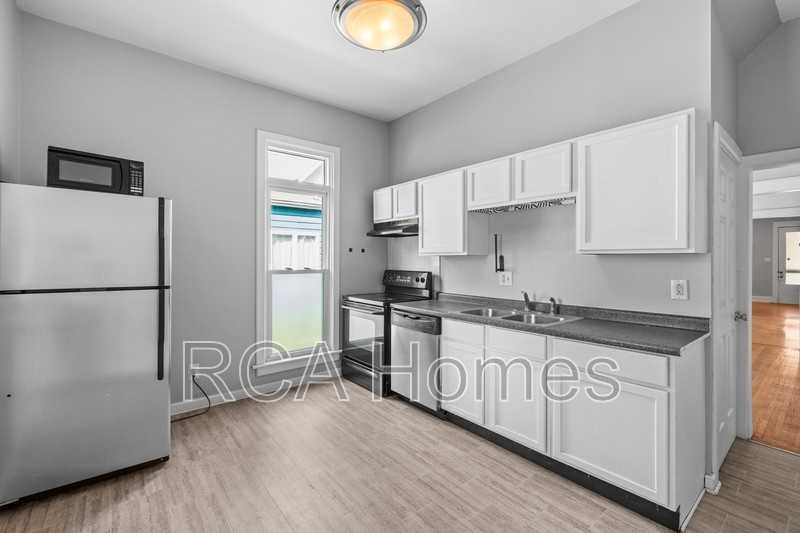 1229 Pleasant St - Photo 4 of 11