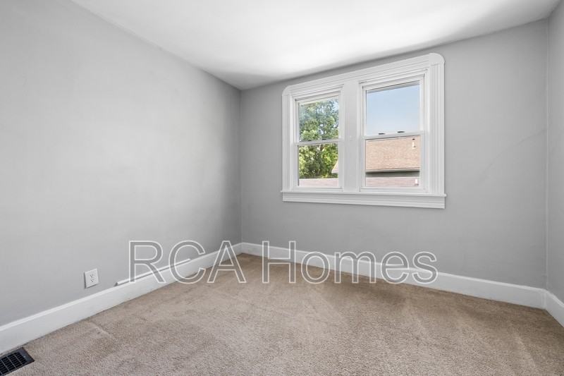 1229 Pleasant St - Photo 6 of 11