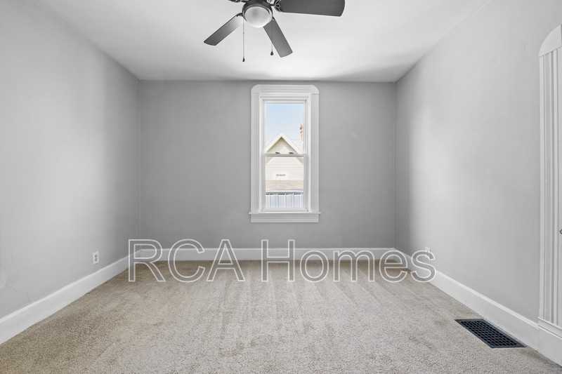 1229 Pleasant St - Photo 7 of 11