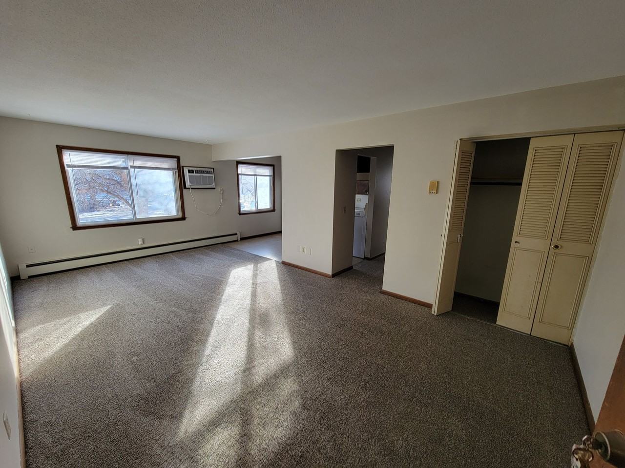 Great 2 Bedroom Near Downtown Shakopee With Parking! - Photo 2 of 5