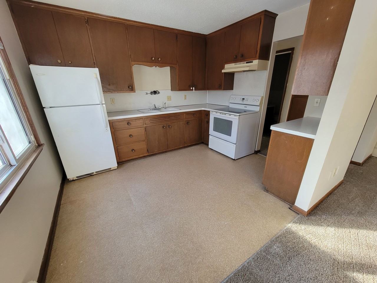 Great 2 Bedroom Near Downtown Shakopee With Parking! - Photo 3 of 5